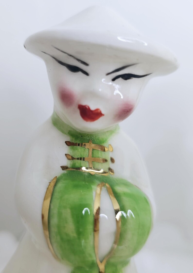 Vintage chinesische Mädchen und Junge Salz Pfeffer Streuer Figuren Kitsch Dekor Gold Details Hand bemalt Küche Serviergeschirr Lot von 2 Bild 5