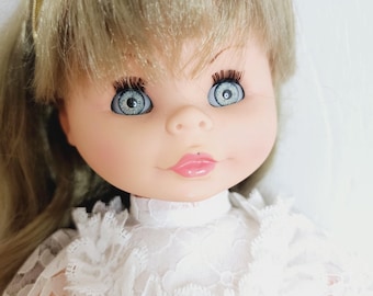 Muñeca vintage Migliorati rubia ceniza con ojos de sueño, vestido de encaje blanco original, zapatos Mary Jane, hecha en Italia, muñeca de novia de ojos azules.
