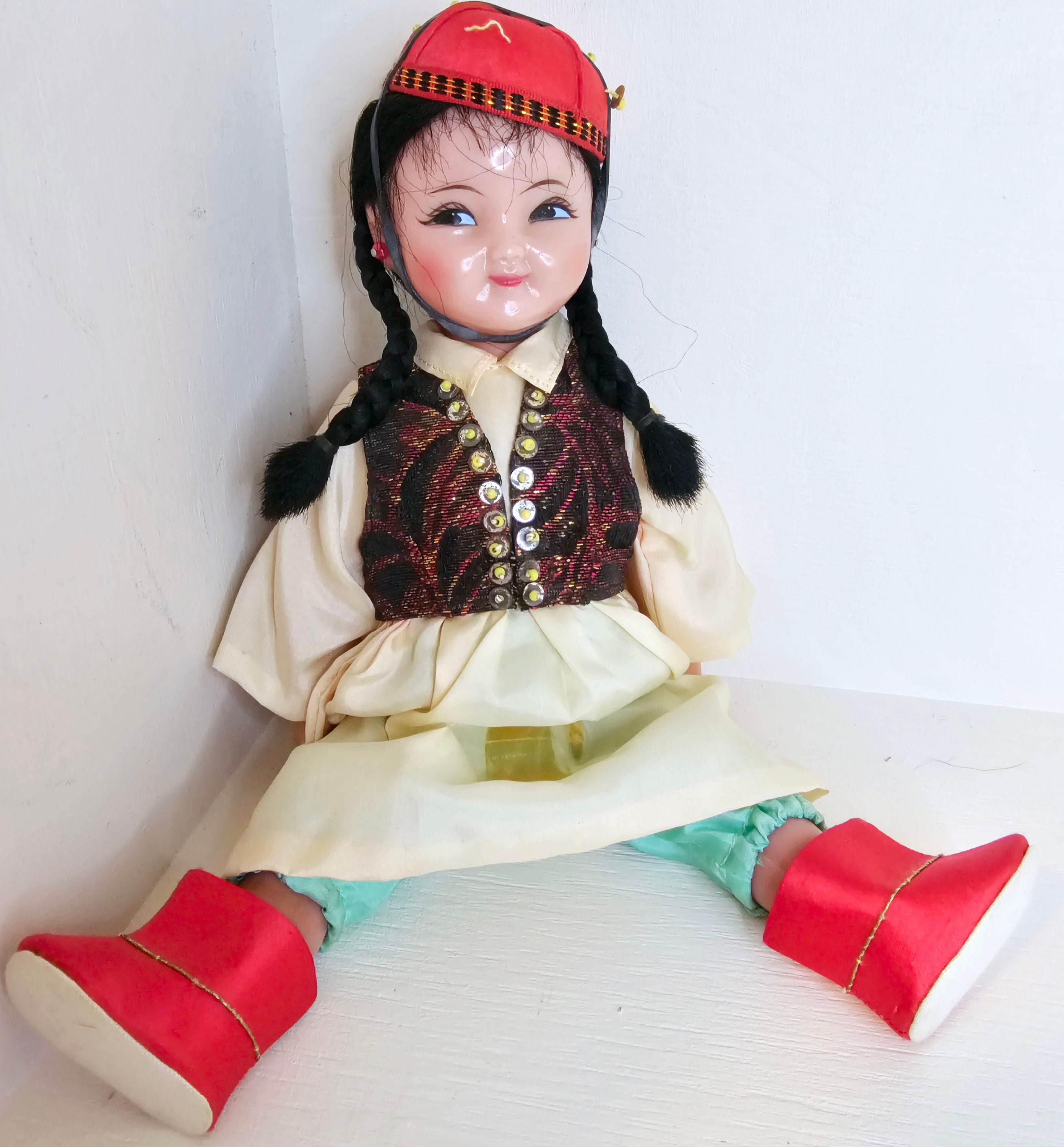 ヴィンテージの中国の人形の女の子、観光土産、キッチュな伝統衣装