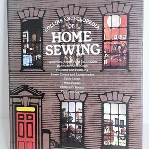 Könnte beinhalten: Ein Vintage-Buch mit dem Titel "Collins Encyclopedia of Home Sewing". Das Cover zeigt eine braune Illustration eines Hauses mit Fenstern und einer roten Tür. Der Titel und Themen wie Gardinen und Kissen sind aufgelistet.