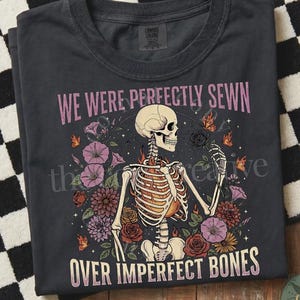 Metal feminino, Emo veterano, Garota Emo, Camisetas descontroladas, Heavy Metal, Camiseta da moda em PNG, Designs alternativos, Designs Emo, Camiseta de rock da moda, Tendências do momento