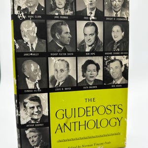 Peut inclure: Un livre de collection à couverture rigide intitulé "The Guideposts Anthology" avec une couverture jaune et du texte noir. La couverture présente des portraits de personnalités, dont Dwight D. Eisenhower et Bob Hope. Édité par Norman Vincent Peale.