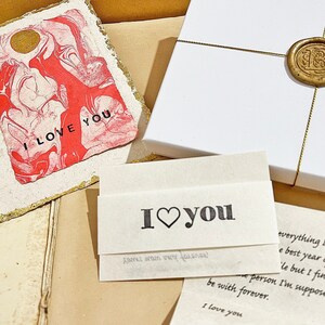 Un cadeau original et respectueux de l'environnement pour l'être aimé qui a tout pour plaire. Lettre personnalisée et carte artisanale unique.  Cadeau d'anniversaire/Saint-Valentin