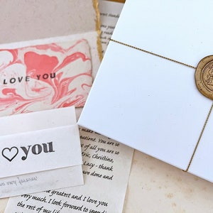 Cadeau unique pour la Saint-Valentin offert par un mari ou une femme romantique désespéré. Votre lettre d'amour personnalisée et votre élégante carte en papier marbré fait main