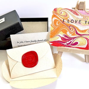 Un cadeau d'anniversaire en papier artisanal significatif pour un mari/une femme qui a tout pour plaire. Lettre personnalisée et carte en papier marbré. Respectueux de l'environnement