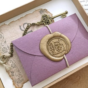 Cadeau d'anniversaire significatif et romantique pour petite amie. L'amour promet un souvenir pour sa femme. Lettre d'amour personnalisée et carte en papier unique faite main