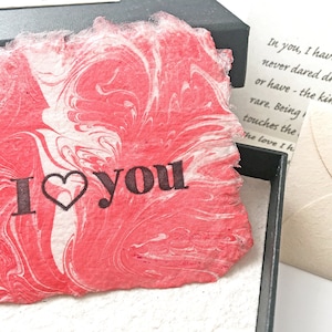 carte « Je t'aime » marbrée de style vintage et votre lettre d'amour personnalisée. Cadeau décoratif et respectueux de l'environnement. Idée cadeau originale pour la Saint-Valentin