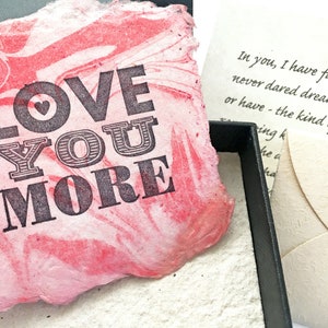 Cadeau artistique de Saint-Valentin pour l'homme qui a tout. Cadeau respectueux de l'environnement. Lettre d'amour personnalisée et carte en papier fait main recyclé