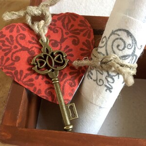 Sentimental gift for men who have everything, Anniversary gift for husband, wife. Personalized love letter & Sustainable Key to my heart card, handmade paper. Old look brown wooden box