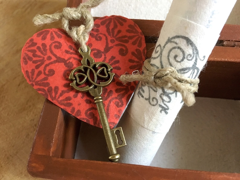 Sentimental gift for men who have everything, Anniversary gift for husband, wife. Personalized love letter & Sustainable Key to my heart card, handmade paper. Old look brown wooden box