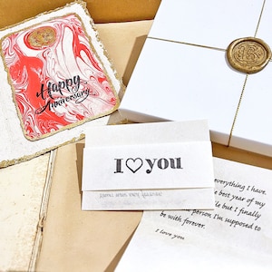Cadeau original d'anniversaire de mariage de la part du mari/de la femme. Lettre d'amour personnalisée et carte unique en papier marbré fait main. Respectueux de l'environnement