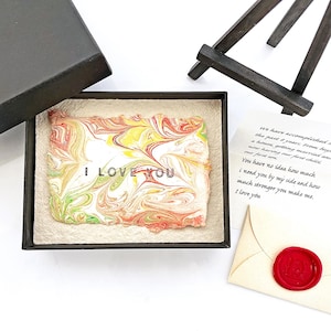 Papier Idée cadeau d'anniversaire pour mari/femme qui a tout. Lettre personnalisée et carte marbrée artisanale unique en son genre. Respectueux de l'environnement