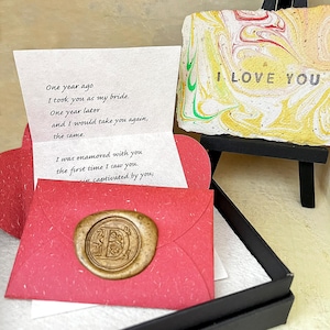 Idée cadeau d'anniversaire en papier. Souvenir de lettre d'amour. Respectueux de l'environnement. Une lettre personnalisée et une carte artistique marbrée en papier fait main