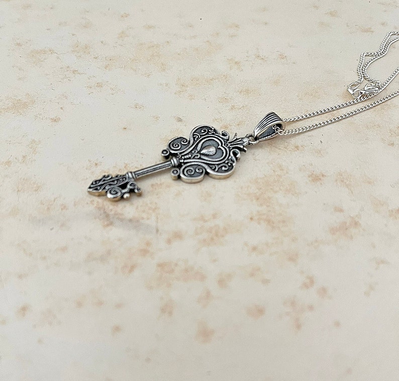 Key To My Heart necklace, Art Nouveau style & Your personalized letter. Artistic, Eco-friendly gift. Ethical recycled 925 sterling silver imagem 5