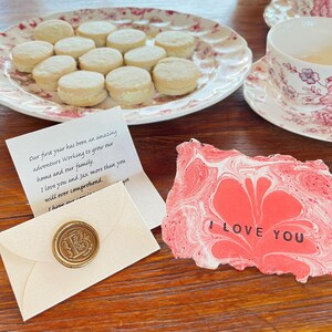 Cadeau artisanal unique pour un anniversaire de mariage. Cadeau romantique et respectueux de l'environnement - Carte en papier marbré avec message d'amour personnalisé