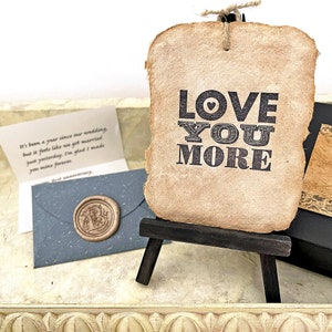 Cadeau sentimental d'anniversaire de mariage. Lettre d'amour personnalisée et carte unique en papier recyclé fait main
