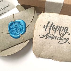 結婚1周年のお祝いに、伝統的なプレゼントを。新婚夫婦への感動的な記念日ギフト。パーソナライズされたラブレターと手作りのペーパーカード