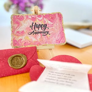 Cadeau original d'étape romantique pour femme/mari. Lettre de promesse d'amour. Renouvellement de vœux. Lettre d'amour personnalisée, une carte rose marbrée à la main.
