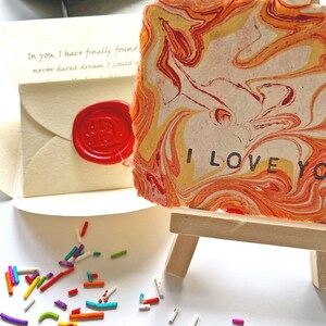 Cadeau d'anniversaire en papier pour mari/femme qui a tout. Votre lettre personnalisée et votre carte marbrée originale. Un cadeau sentimental significatif