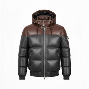 Puede incluir: Chaqueta acolchada de dos tonos con capucha y hombros de cuero marrón y cuerpo negro. La chaqueta tiene cremallera, bolsillos y dobladillo y puños de canalé. La chaqueta está diseñada para climas fríos.