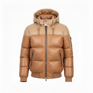 Puede incluir: Chaqueta acolchada marrón claro y beige con capucha. La chaqueta tiene cremallera, múltiples bolsillos y puños de canalé. Fabricada en material similar al cuero.