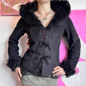 Vrouwen Zwart Suède Penny Lane Capuchon Jas, Handgemaakte Vintage Jaren 90 Afghan Stijl Shearling Jas, Boho Winterjas, Cadeau