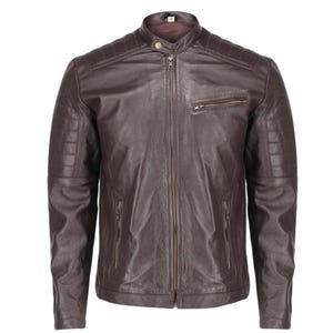 Puede incluir: Chaqueta de cuero marrón con cuello alzado y cremallera. La chaqueta tiene detalles acolchados en los hombros y la parte superior de los brazos, con dos bolsillos con cremallera en el pecho y dos bolsillos laterales. Estilo clásico.