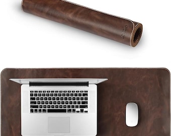 Può includere: Un tappetino da scrivania in pelle marrone con bordo cucito bianco, un laptop e un mouse. Il tappetino è rettangolare con angoli arrotondati. È mostrata anche una versione arrotolata del tappetino. Il marchio "LONDO" è visibile.