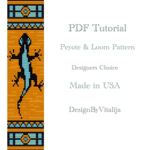 Puede incluir: Un patrón de cuentas de un lagarto en negro y azul sobre un fondo naranja. El patrón es para cuentas de peyote y telar. El texto "PDF Tutorial", "Peyote & Loom Pattern", "Designers Choice", "Made in USA" y "Design By Vitalija" está impreso debajo del patrón.
