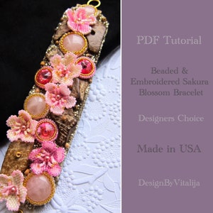 Peut inclure: Un bracelet en fleurs de cerisier sakura brodé et perlé de couleur rose avec un fermoir doré. Le bracelet est fait de perles roses et blanches, et les fleurs sont brodées avec du fil rose et blanc. Le bracelet est sur un fond blanc avec un motif floral. Le texte "PDF Tutorial", "Beaded & Embroidered Sakura Blossom Bracelet", "Designers Choice", "Made in USA", et "Design By Vitalija" est visible sur l'image.