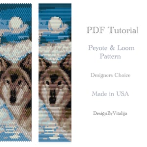 Könnte beinhalten: Ein PDF-Tutorial zum Erstellen eines geperllten Wolf-Lesezeichens mit Peyote- und Webtechniken. Das Bild zeigt eine Nahaufnahme des Wolfskopfes mit blauem Himmel und Mond im Hintergrund. Der Text "PDF Tutorial", "Peyote & Loom Pattern", "Designers Choice", "Made in USA" und "DesignByVitalija" ist ebenfalls sichtbar.