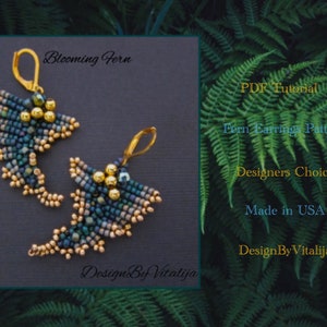 Peut inclure: Boucles d'oreilles faites à la main en perles, en forme de feuille de fougère. Les boucles d'oreilles présentent des perles de couleur teal, or et bleu foncé. Le texte "Blooming Fern" et "DesignByVitalija" sont visibles. Fabriqué aux États-Unis.