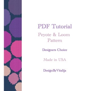 以下が含まれることがあります： 濃い青色の背景に、ピンク、パープル、ベージュの円がカラフルにデザインされたビーズブレスレットのパターン。画像には、「PDF Tutorial Peyote & Loom Pattern Designers Choice Made in USA DesignByVitalija」というテキストが含まれています。