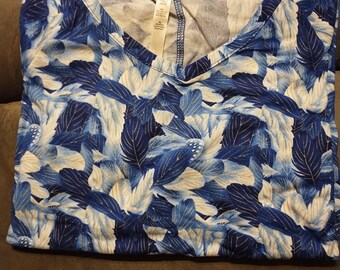 Women’s Long Sleeve V-Neck Feather Print Long Blouse – Blue & White – Size Small Petite – New in Package. Lightweight satin feel.