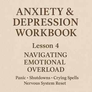 Pode incluir: Um livro de exercícios intitulado "ANXIETY & DEPRESSION WORKBOOK" em uma fonte serif marrom sobre um fundo bege. O texto "Lesson 4 NAVIGATING EMOTIONAL OVERLOAD" está abaixo do título. O texto adicional inclui "Panic • Shutdowns • Crying Spells Nervous System Reset."
