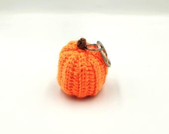 Llavero de calabaza de crochet: amuleto otoñal hecho a mano