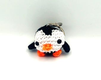 Brelok do kluczy z pingwinem na szydełku: ręcznie robiony brelok do torebki z amigurumi