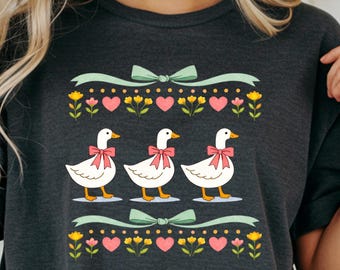 Camiseta Comfort Colors® Vintage Goose, Camiseta Cottagecore Goose com Laço Rosa, Estampa Folk Farm Goose, Camiseta Fofa com Animal da Primavera