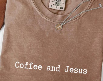 Shirt koffie en Jezus comfort kleuren | Christelijk T-shirt met print | Overhemd Faith | Spiritueel cadeau | Religieus T-shirt
