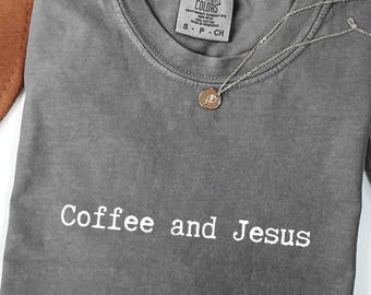 Troget kaffe och Jesus-skjorta, Comfort Colors® kristen t-shirt, kristen gåva