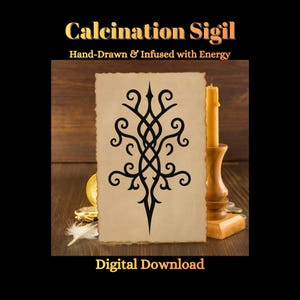 Puede incluir: Un diseño de sigilo negro intrincado sobre papel envejecido. Las palabras "Calcination Sigil" y "Hand-Drawn & Infused with Energy" están presentes. También se ve una vela encendida en un portavelas de madera y un reloj de bolsillo dorado.