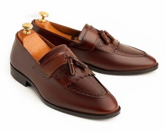 Mocasines de cuero marrón hechos a mano con borlas / Zapatos sin cordones para hombre