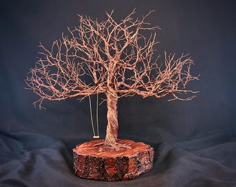 El último columpio esperando la primavera. Escultura rústica de árbol de alambre de 30 cm con columpio.