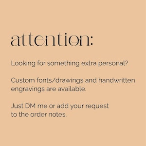 Op de afbeelding: Een lichtbruine informatieve afbeelding met zwarte tekst die luidt: attention: Looking for something extra personal? Custom fonts/drawings and handwritten engravings are available. Just DM me or add your request to the order notes.
