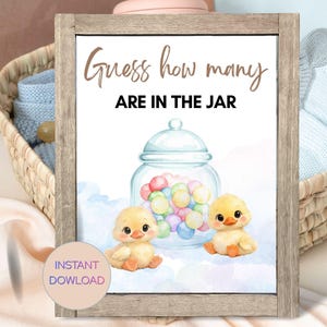 Op de afbeelding: Een rechthoekig bord in een rustieke houten lijst met de tekst Guess how many ARE IN THE JAR in bruine en zwarte letters. Het ontwerp bevat een aquarelillustratie van een glazen pot gevuld met kleurrijke snoepjes en twee gele kuikentjes.