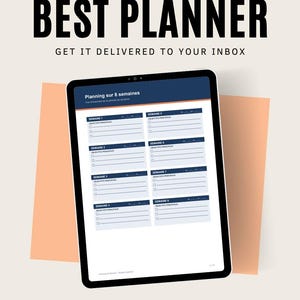 Op de afbeelding: Een digitale planner weergegeven op een tablet, met een blauw-witte wekelijkse planning. De afbeelding bevat de tekst "BEST PLANNER" en "GET IT DELIVERED TO YOUR INBOX". De achtergrond is licht perzik van kleur, met de tekst "AESTHETICSYSTEMSCO" onderaan.