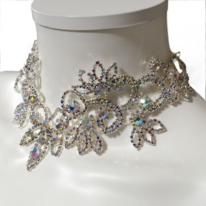 Damen Strass Choker Formelle Halskette für Braut Hochzeit Kragen Stil der 1920er Jahre Einzigartiger Regenbogen Kristall Regenbogen Schmuck