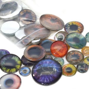 以下が含まれることがあります： 様々なパターンとデザインのカラフルなガラスの目玉の詰め合わせ。目は丸く、中央に黒い瞳があります。人形、ぬいぐるみ、その他の創造的な取り組みなど、クラフトプロジェクトに最適です。