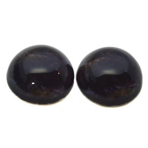 Könnte beinhalten: Zwei schwarze Plastik-Glitz Augen mit schimmerndem Finish.