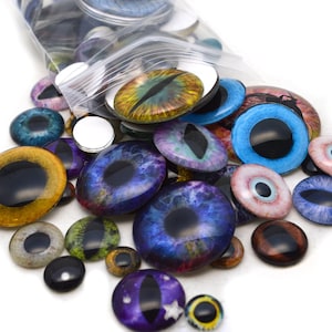 以下が含まれることがあります： 黒色の瞳孔を持つカラフルなガラスの目、キラキラ光るものも含まれており、様々なサイズとパターンがあります。これらの目は、人形、ぬいぐるみ、その他の創造的な取り組みなどのクラフトプロジェクトに最適です。